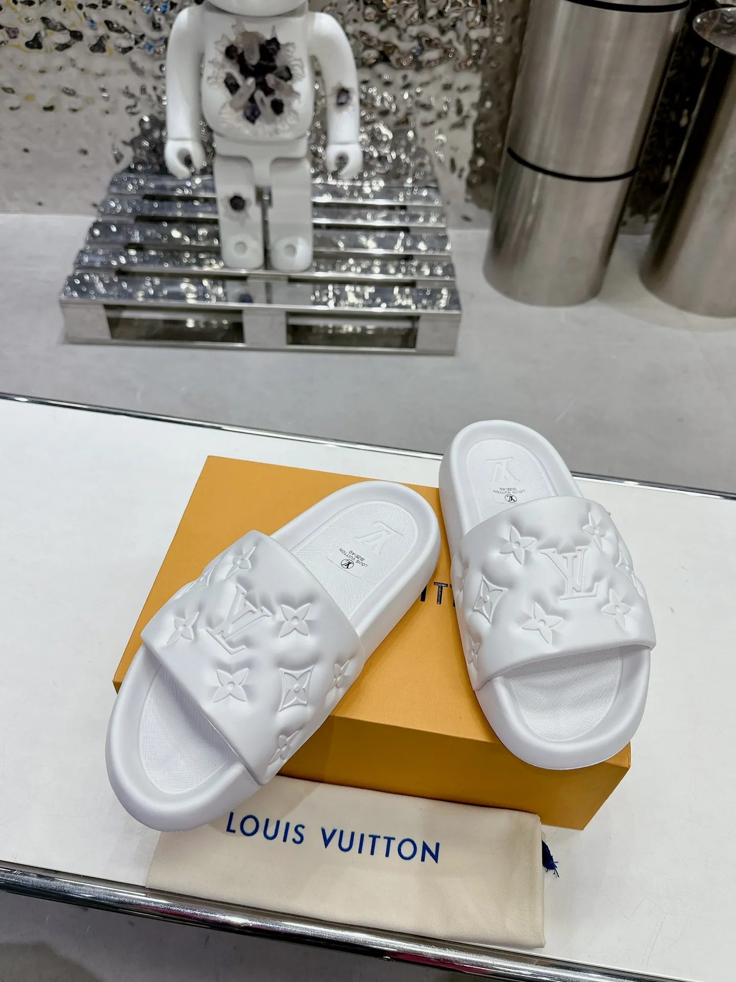 [L Home] P: 280💰 ▪️Shoe size: Women's 35-40 Men's 38-46▪️Packaging: Counter top quality~original packaging 𝟐𝟎𝟐5 Louis Vuitton counter's new embossed slippers, lv monogram embossed slippers, Waterfront sandals are back with a new look, and the upper buckle is embossed with lv's iconic Monogram pattern. Made of waterproof rubber with a comfortable and resilient insole. The lightweight, flexible outsole is embossed with the Louis Vuitton logo. ▪️Fabric: Original molded rubber foam surface ▪️Technology: embossed logo ▪️Sole: Original molded rubber foam outsole ▪️Sole thickness: 3CM.